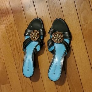 Short-wedged sandals